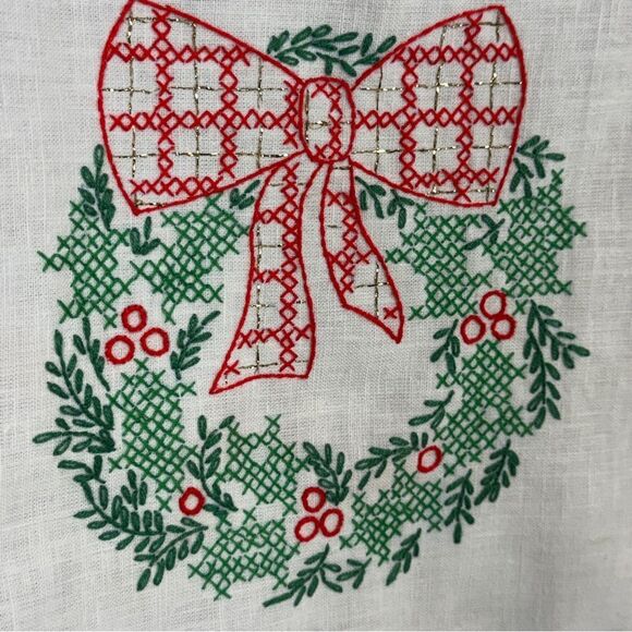 Vintage Handmade Embroidered Wreath Christmas Tea Towel - Picture 3 of 6